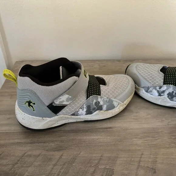 Boys AND1 Basketball Sneakers, Size 6 - Picture 2 of 5